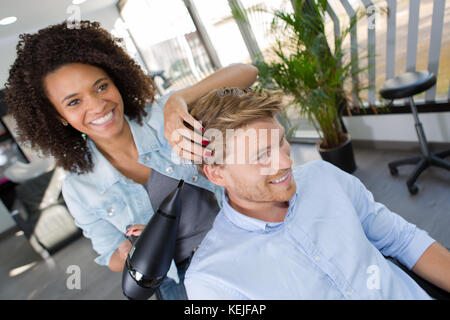 Coiffure homme séchage des cheveux du client Banque D'Images