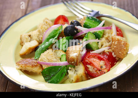 Panzanella, le pain toscan et une cuisine italienne, salade de tomates Banque D'Images