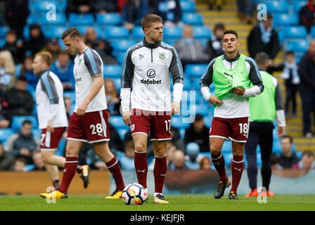 Johann Berg Gudmundsson (au centre) de Burnley s'échauffe avant le match de la Premier League au Etihad Stadium, Manchester Banque D'Images