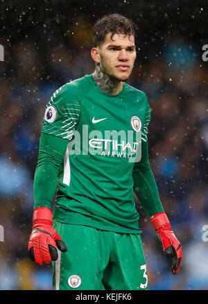 Gardien de Manchester City Ederson au cours de la Premier League match au stade Etihad, Manchester Banque D'Images