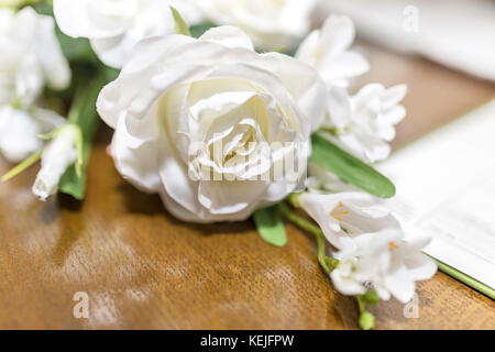 Roses blanches artificielles mariage bouquet de fleurs shot close up avec une faible profondeur de champ à un mariage anglais traditionnel Banque D'Images