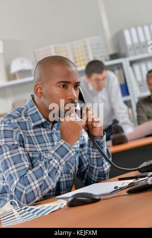 Man on telephone, pensant Banque D'Images