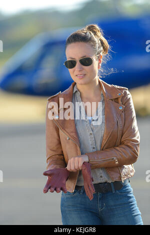 Jeune femme commander billet de visite par hélicoptère de l'aéroport sur tablette Banque D'Images