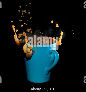 Les éclaboussures de café d'un choc avec un morceau de sucre ! Banque D'Images