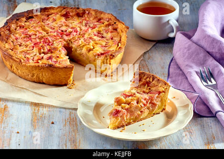 Tarte à la rhubarbe fait maison et sa crème anglaise sur table en bois Banque D'Images