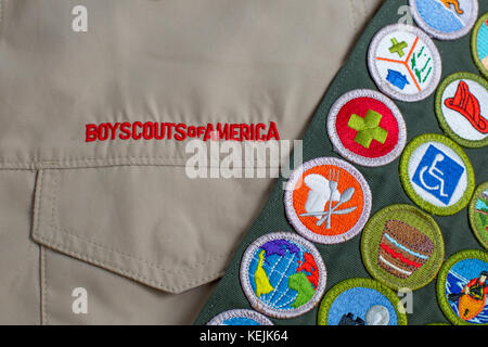 SAINT LOUIS, États-unis - 16 octobre 2017 : les Boy Scouts of America (BSA) chemise uniforme et d'un insigne du mérite sash Banque D'Images