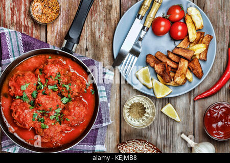 Boulettes de viande italienne authentique. Des snacks traditionnels. Mobilier de style Banque D'Images