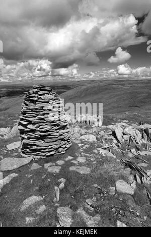 Cairns dans Artle Crag, Branstree ont chuté, Haweswater réservoir, Parc National de Lake district, comté de Cumbria, Angleterre, RU Branstree est tombé est l'un des 214 Banque D'Images