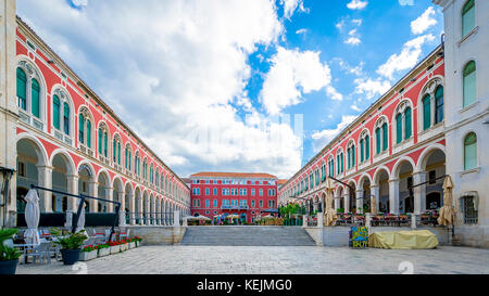 Cour prokurative (place de la République) dans la région de Trg Franje Tuđmana de la vieille ville de Split, Croatie. Banque D'Images