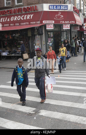 Les frères marchent à la maison après l'école le long de Church Avenue dans la section multiethnique de Flatbush de Brooklyn, NY. Banque D'Images