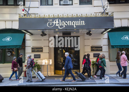 Les gens marchent à côté du célèbre Algonquin Hotel sur West 44th Street dans Midtown Manhattan. Banque D'Images