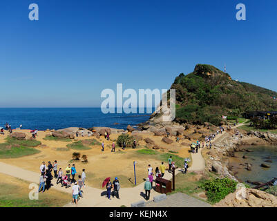 Visiteurs explorant Yehliu Geopark, Wanli, Taïwan Banque D'Images