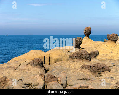 Les rochers aux champignons à Yehliu Geopark, Wanli, Taïwan Banque D'Images