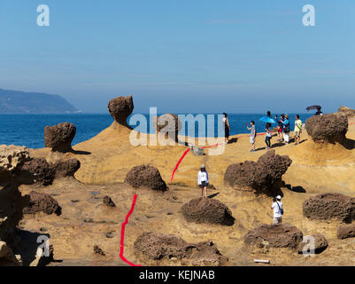 Visiteurs voyant les rochers des champignons à Yehliu Geopark, Wanli, Taïwan Banque D'Images