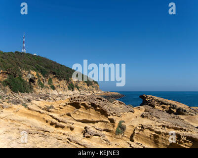 Vue sur le cap de Yehliu à Yehliu Geopark, Wanli, Taïwan, dans la journée, avec ciel bleu Banque D'Images