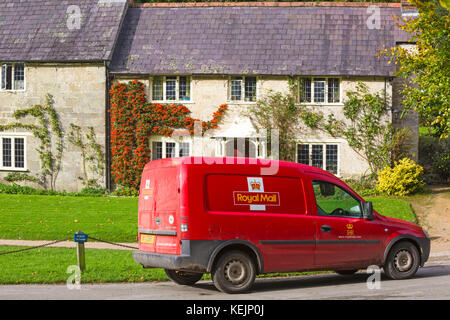 Royal Mail van parqué par cottages at Stourton, Wiltshire, Angleterre Royaume-uni en Octobre Banque D'Images