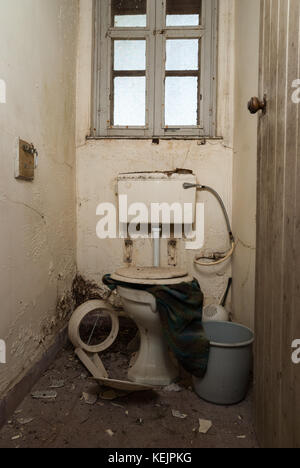 Toilettes dans la chambre d'hôpital - sanatorium abandonné Banque D'Images