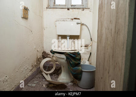 Toilettes dans la chambre d'hôpital - sanatorium abandonné Banque D'Images