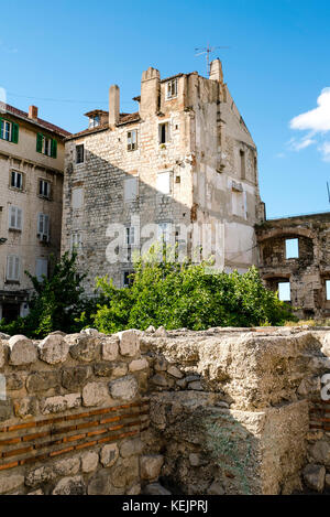 Vestige du mur médiéval qui entoure la vieille ville de Split, en Croatie Banque D'Images