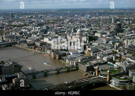 Vue depuis l'ouest, d'échardes sur la tamise en direction de la cathédrale St Paul, Grand Londres et au-delà. Banque D'Images