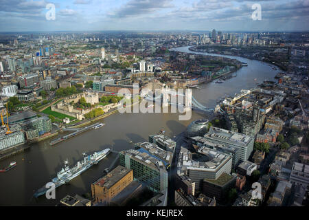 Une vue panoramique depuis le fragment à l'est le long de la Tamise au-delà de la tour de Londres et London Bridge en direction de l'Est de Londres et à Canary Wharf. Banque D'Images