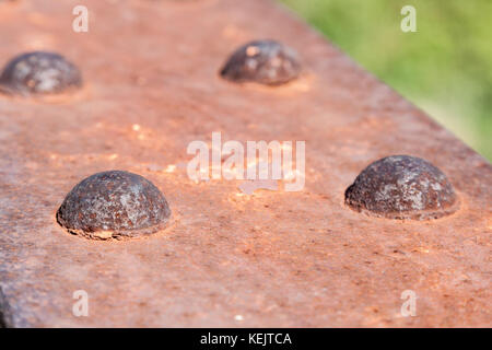 Rivets en métal sur un pont métallique, vieux et rouillé photo de vieux métal rivets sur un pont, avec des traces d'utilisation et de la rouille Banque D'Images
