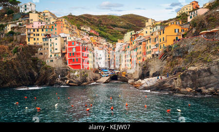 Avis de riomaggiore par jour. riomaggiore est une petite ville dans la province de la Spezia, en Ligurie, dans le nord de l'Italie. Il fait partie de la région des Cinque Terre, parc Banque D'Images