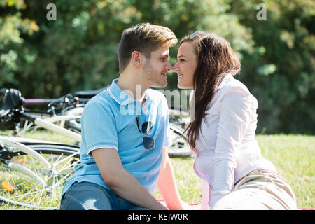 Amour romantique Young Couple In Park Banque D'Images
