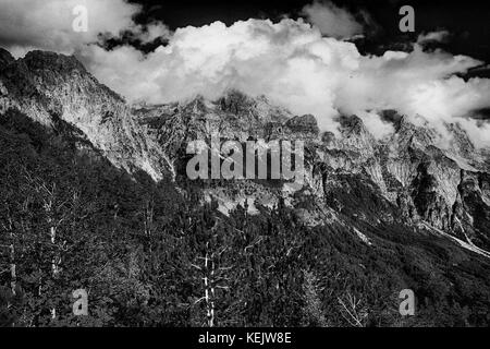 En noir et blanc prokletije / bjeshket e namuna Mountains (montagnes ou maudit maudit ou montagnes alpes albanais) à la frontière entre l'Albanie, m Banque D'Images