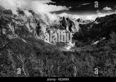 En noir et blanc prokletije / bjeshket e namuna Mountains (montagnes ou maudit maudit ou montagnes alpes albanais) à la frontière entre l'Albanie, m Banque D'Images