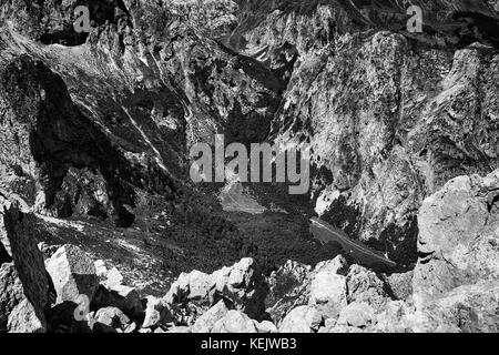 En noir et blanc prokletije / bjeshket e namuna Mountains (montagnes ou maudit maudit ou montagnes alpes albanais) à la frontière entre l'Albanie, m Banque D'Images