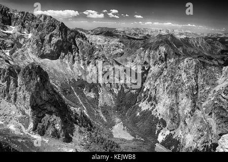 En noir et blanc prokletije / bjeshket e namuna Mountains (montagnes ou maudit maudit ou montagnes alpes albanais) à la frontière entre l'Albanie, m Banque D'Images