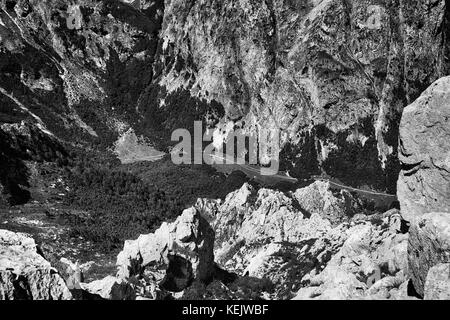 En noir et blanc prokletije / bjeshket e namuna Mountains (montagnes ou maudit maudit ou montagnes alpes albanais) à la frontière entre l'Albanie, m Banque D'Images