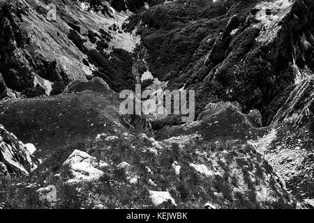 En noir et blanc prokletije / bjeshket e namuna Mountains (montagnes ou maudit maudit ou montagnes alpes albanais) à la frontière entre l'Albanie, m Banque D'Images