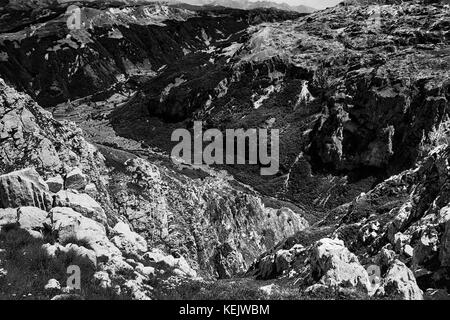 En noir et blanc prokletije / bjeshket e namuna Mountains (montagnes ou maudit maudit ou montagnes alpes albanais) à la frontière entre l'Albanie, m Banque D'Images