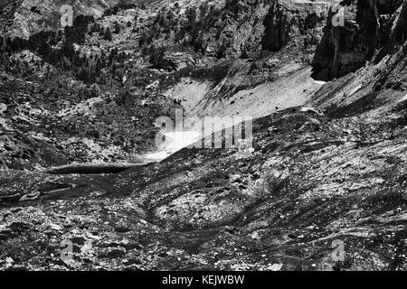 En noir et blanc prokletije / bjeshket e namuna Mountains (montagnes ou maudit maudit ou montagnes alpes albanais) à la frontière entre l'Albanie, m Banque D'Images