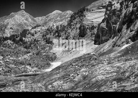 En noir et blanc prokletije / bjeshket e namuna Mountains (montagnes ou maudit maudit ou montagnes alpes albanais) à la frontière entre l'Albanie, m Banque D'Images