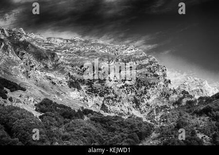 En noir et blanc prokletije / bjeshket e namuna Mountains (montagnes ou maudit maudit ou montagnes alpes albanais) à la frontière entre l'Albanie, m Banque D'Images