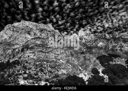 En noir et blanc prokletije / bjeshket e namuna Mountains (montagnes ou maudit maudit ou montagnes alpes albanais) à la frontière entre l'Albanie, m Banque D'Images