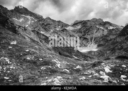 En noir et blanc prokletije / bjeshket e namuna Mountains (montagnes ou maudit maudit ou montagnes alpes albanais) à la frontière entre l'Albanie, m Banque D'Images