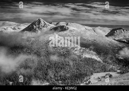 Montagne noir et blanc : ahmica dans la montagne prokletije / bjeshket e namuna montagne à la frontière entre le Monténégro et le Kosovo en hiver Banque D'Images