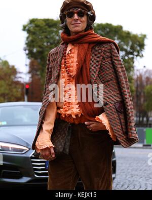 Paris, France. 27 sep, 2017. un homme dans la rue au cours de la fashion week de paris crédit : Mauro del Signore/pacific press/Alamy live news Banque D'Images