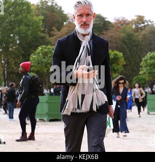 Paris, France. 27 sep, 2017. un homme dans la rue au cours de la fashion week de paris crédit : Mauro del Signore/pacific press/Alamy live news Banque D'Images