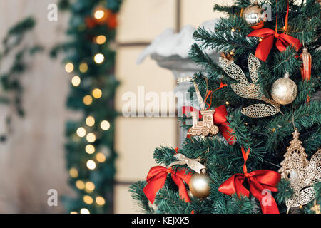 Petit train de Noël et de la guirlande sur le sapin Banque D'Images