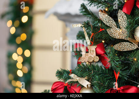 Petit train de Noël et de la guirlande sur le sapin Banque D'Images