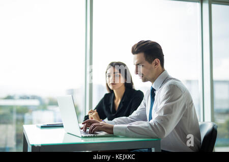 Businessman autour de table in modern office Banque D'Images