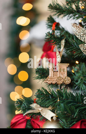 Petit train de Noël et de la guirlande sur le sapin Banque D'Images