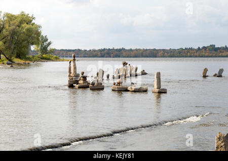 Les inukshuks 2017 : depuis plus de 30 ans et les inukshuks, ou balanced rock sculptures, ont été à remics rapides sur la rivière des Outaouais, juste à l'ouest du centre-ville d'ot Banque D'Images