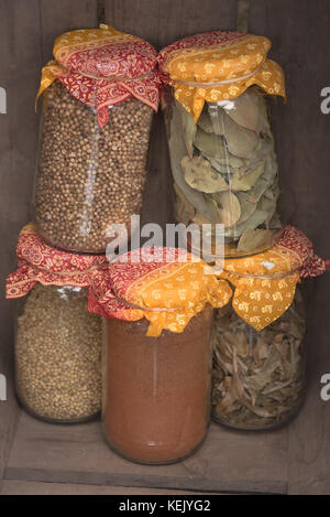 Herbes et épices indiennes dans des bocaux en verre à Kew botanical gardens Banque D'Images