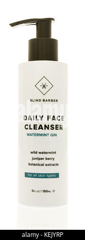 Winneconne, WISCONSIN - 15 octobre 2017 : une bouteille de nettoyant pour le visage Blind Barger quotidien sur un fond isolé. Banque D'Images